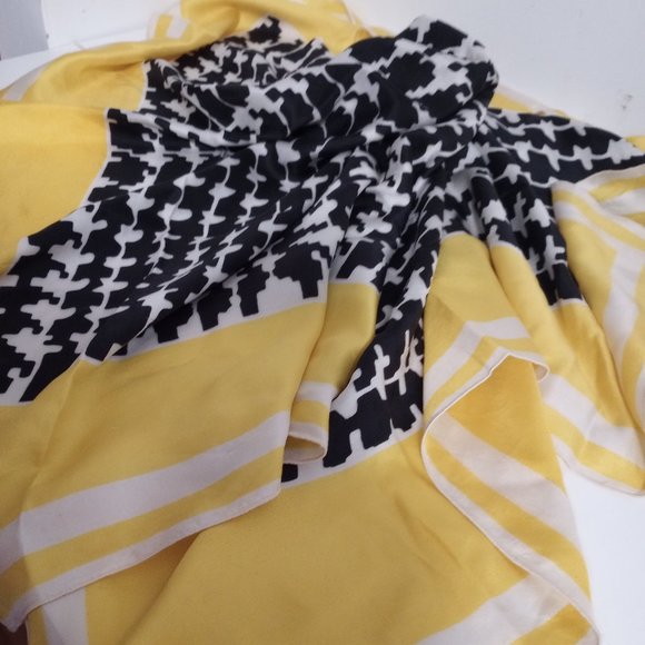 VINTAGE LARGE SILK SCARF IN YELLOW WHITE AND BLACK - Picture 2 of 3